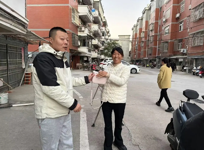 暖新聞 || 鄱陽(yáng)長(zhǎng)運(yùn)：車站傳遞溫暖 愛心接力送 “包” 歸