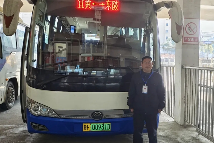 撫州長運：路遇大貨車側(cè)翻 公交司機快速下車救助